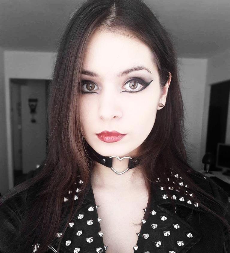 Black Skinny Heart Choker – Adjustable