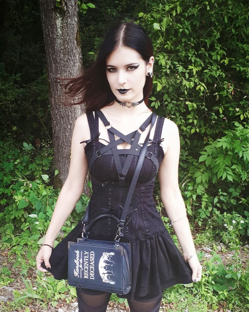 Nocte Amor Bat-Wing Heart Choker – Black