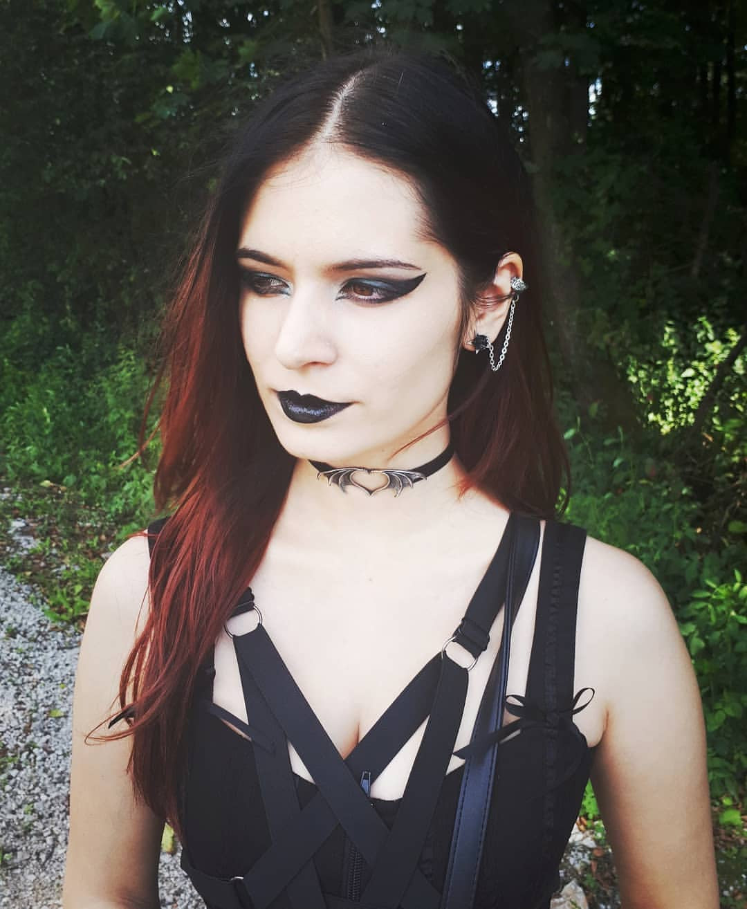 Nocte Amor Bat-Wing Heart Choker – Black