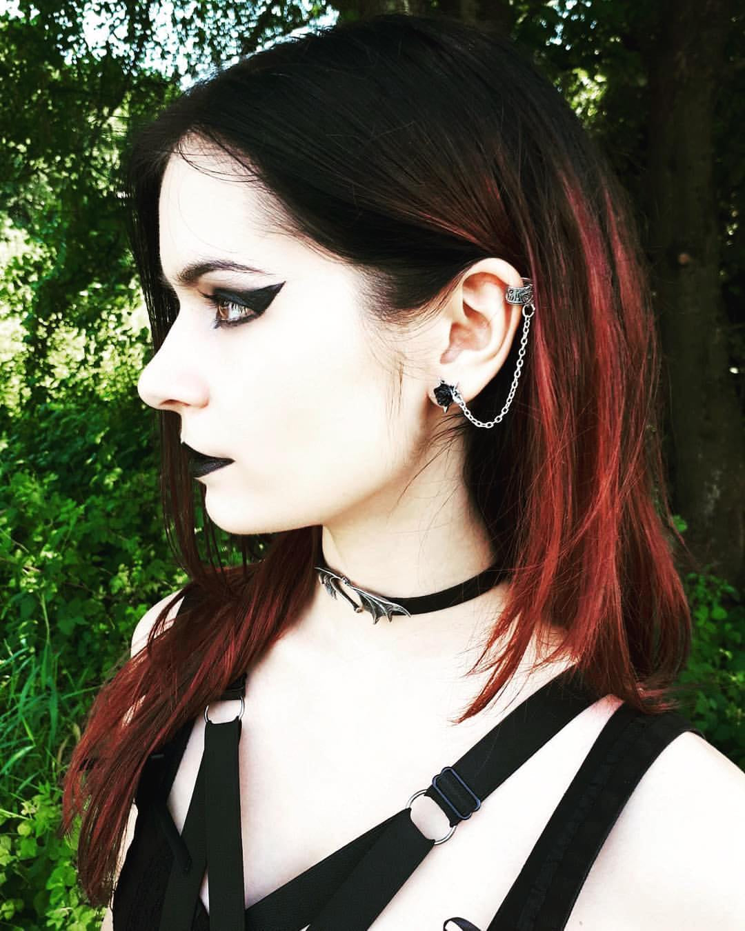 Nocte Amor Bat-Wing Heart Choker – Black