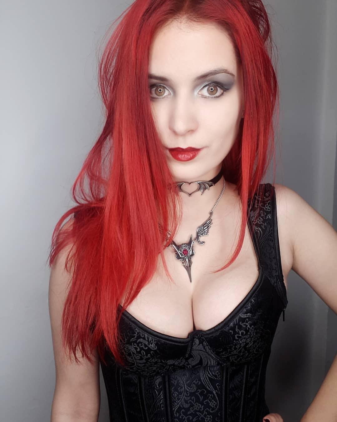 Nocte Amor Bat-Wing Heart Choker – Black