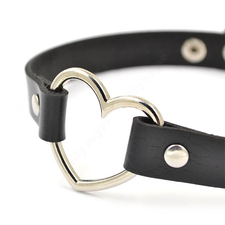 Black Skinny Heart Choker – Adjustable